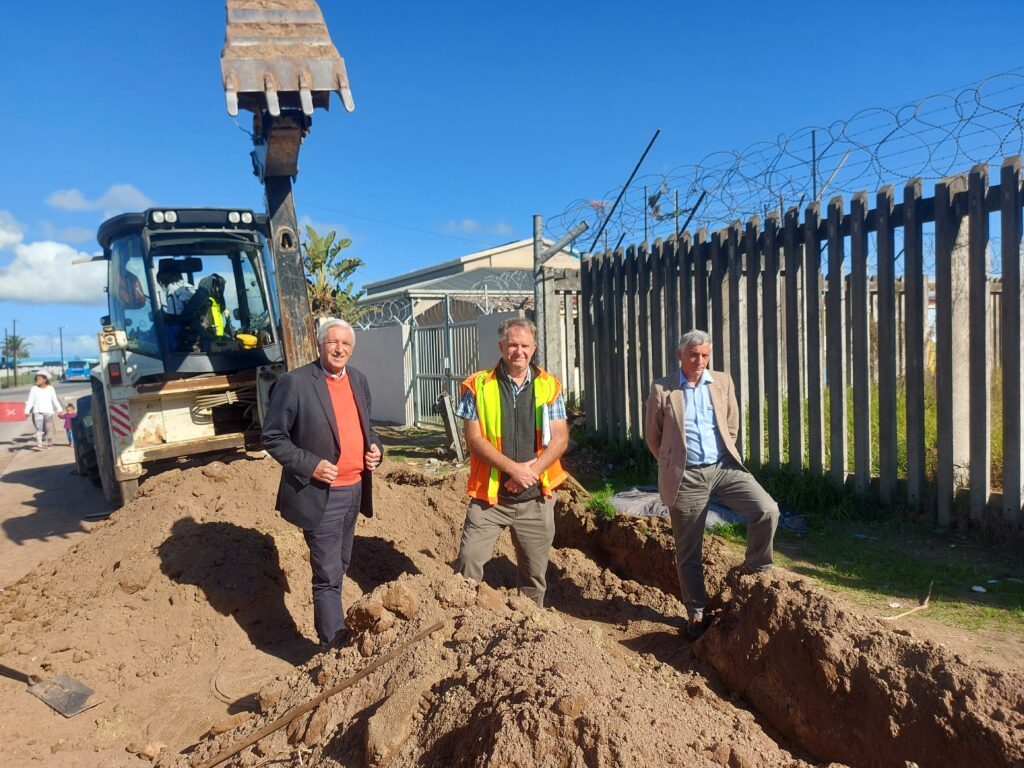 PARKDENE GETS NEW WATER PIPELINE WORTH R3 MILLION REPLACING A 40-YEAR-OLD PIPELINE