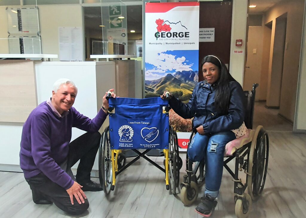 A local paraplegic receives “love from Taiwan”, as Mayor lavishes her with a wheelchair