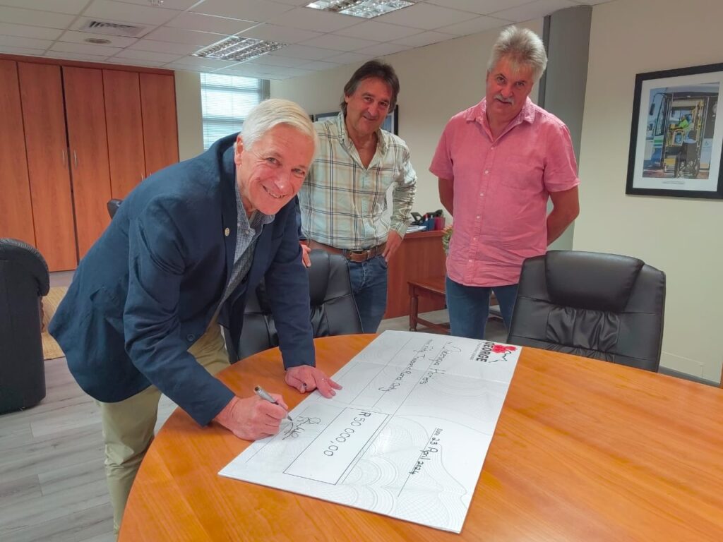 George burgemeester oorhandig R50 000 tjek aan Outeniqua Harriers vir die jaarlikse George Outeniqua Marathon